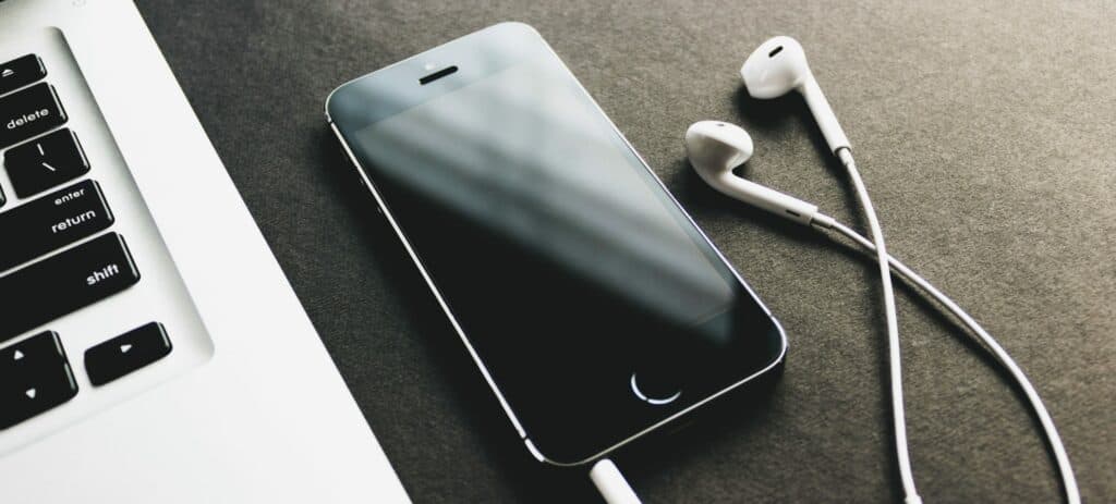 WAV vs MP3 represented with a computer and mobile phone